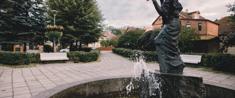 Sculpture ‘Pastoral on a Spring’ (Viljandi Turismiinfokeskus).