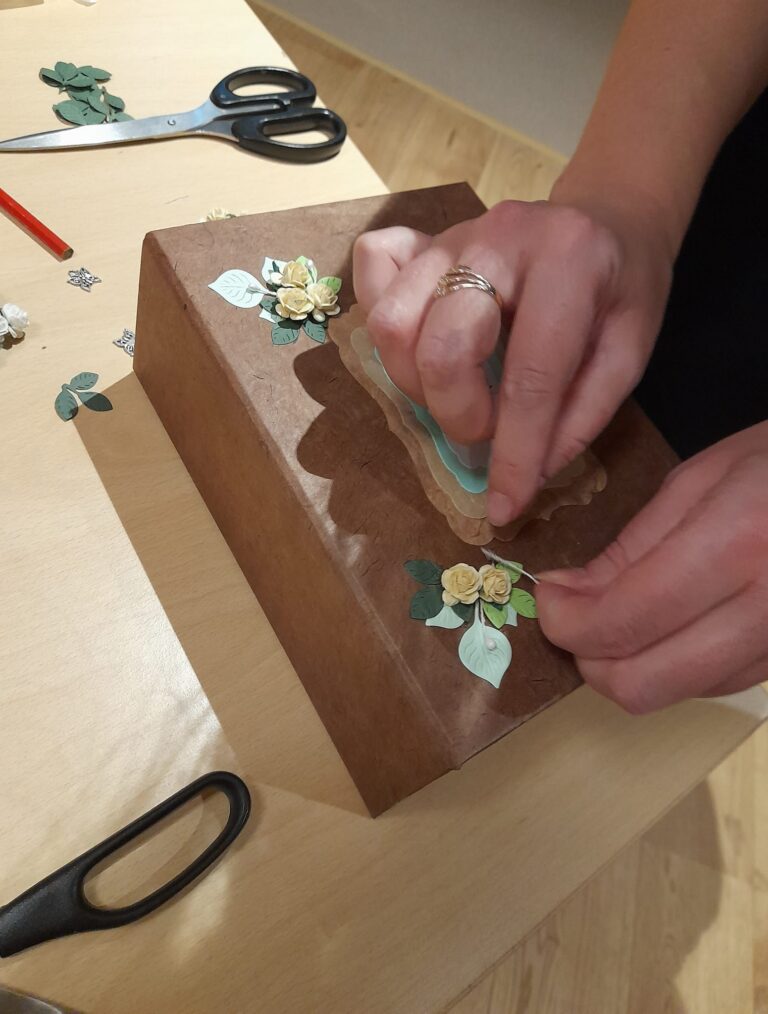 Karpide valmistamise töötuba Bonifatiuse Gildi Paberikojas (Bonifatiuse Gildi Paberikoda).