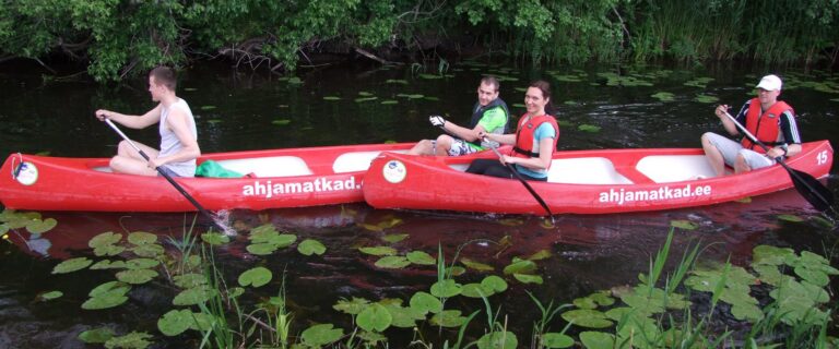 Ar kanoe laivu Kepu upes "džungļos" (Ahja Matkad OÜ).