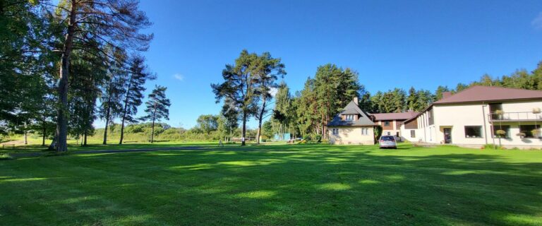 Veldemani suvemajakesed - vaade peamaja poole (Veldemani puhkemaja).