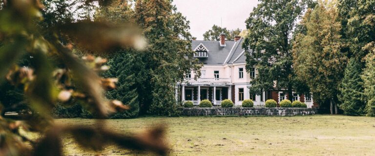 Olustvere mõis suvises roheluses (Siim Verner Teder).