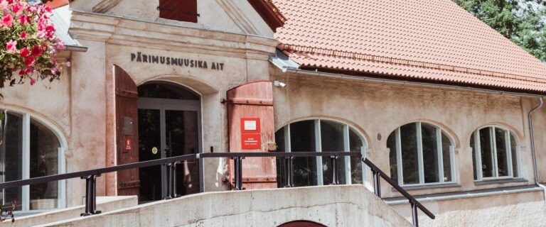 Eingang zum Viljandi Pärimusmuusika Ait, im Vordergrund Rosen (Annika Vihmann).