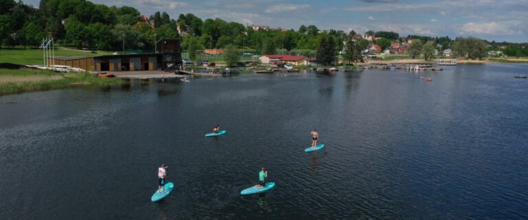 SUP-Paddler auf dem Viljandi-See (Suppy OÜ).