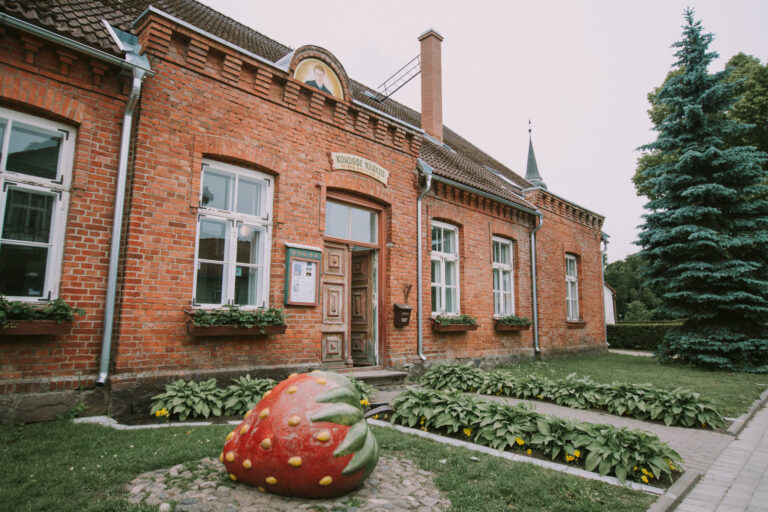 Betonerdbeeren vor dem Kondas-Zentrum in Viljandi (Silver Tõnisson, Visitviljandi Flickr).