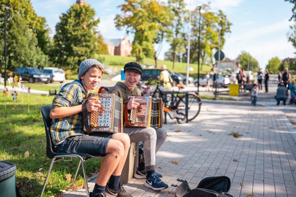 Noored pärimusmuusikud Viljandi tänavail